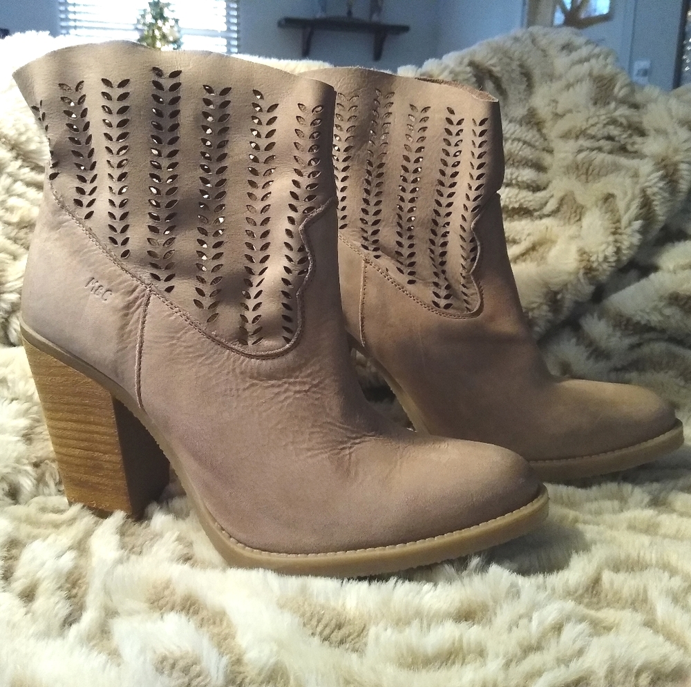 Size 9 Musse & Cloud Tan Ankle Boots